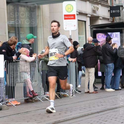 05.10.2025 - 20. swb-Marathon Bremen Strokosch-Dieckow http://msf.ph/oto/9231352 05.10.2025 10:39:19 Ziel 9289, 9671, 9922, 10052, 10171, 10175, 10176, 10525, 10753, 11335, 11349, 11418, 11474, 9289, 9671, 9922, 10052, 10171, 10175, 10176, 10525, 10753, 11335, 11349, 11418, 11474 meine-sportfotos.de