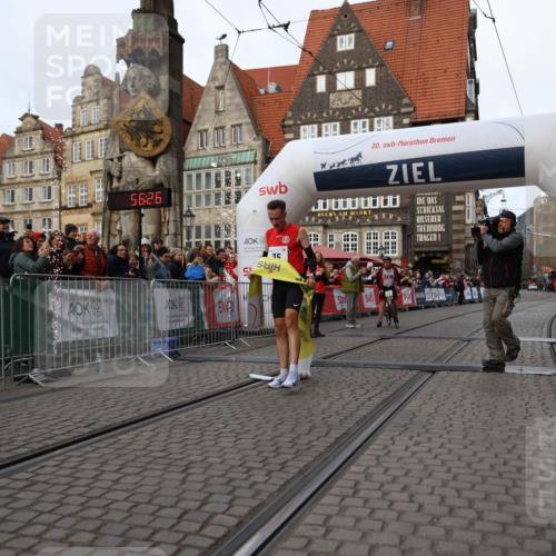 05.10.2025 - 20. swb-Marathon Bremen Yannick Fuchs http://msf.ph/oto/9231360 05.10.2025 10:27:15 Ziel 35 meine-sportfotos.de