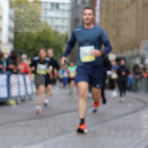 05.10.2025 - 20. swb-Marathon Bremen Strokosch-Dieckow http://msf.ph/oto/9231366 05.10.2025 10:52:35 Ziel 8888, 9209, 9439, 9517, 9903, 10388, 10548, 11283, 11387, 11413 meine-sportfotos.de