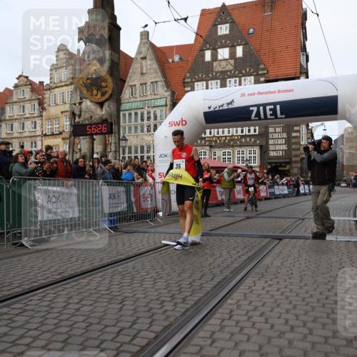 05.10.2025 - 20. swb-Marathon Bremen Yannick Fuchs http://msf.ph/oto/9231370 05.10.2025 10:27:15 Ziel 35 meine-sportfotos.de
