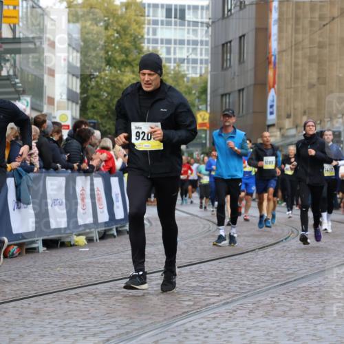05.10.2025 - 20. swb-Marathon Bremen Strokosch-Dieckow http://msf.ph/oto/9231404 05.10.2025 10:52:38 Ziel 9209, 9439, 9517, 10548, 10833, 11587 meine-sportfotos.de