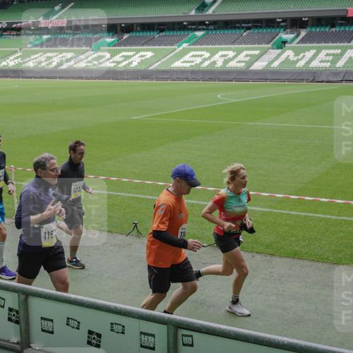 05.10.2025 - 20. swb-Marathon Bremen Michael Burmester http://msf.ph/oto/9231408 05.10.2025 10:30:12 Laufen im Stadion 7202, 7733, 8866, 9014, 9199, 9209, 9233, 9240, 9251, 9255, 9259, 9261, 9299, 9317, 9369, 9385, 9435, 9437, 9452, 9485, 9578, 9579, 9583, 9630, 9658, 9663, 9689, 9704, 9740, 9761, 9803, 9832, 9888, 9889, 9906, 9966, 9975, 10022, 10043, 10118, 10159, 10170, 10221, 10224, 10227, 10241, 10246, 10346, 10376, 10392, 10432, 10443, 10507, 10534, 10548, 10581, 10584, 10673, 10726, 10781, 10868, 10873, 10877, 10923, 10932, 10968, 11091, 11177, 11208, 11298, 11319, 8787 meine-sportfotos.de