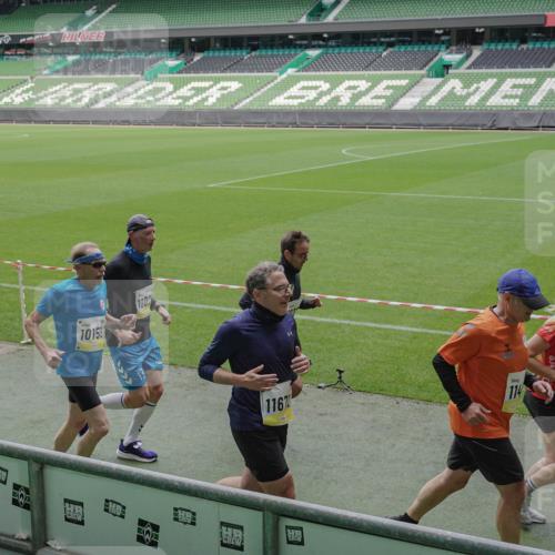 05.10.2025 - 20. swb-Marathon Bremen Michael Burmester http://msf.ph/oto/9231425 05.10.2025 10:30:12 Laufen im Stadion 7202, 7733, 8866, 9014, 9199, 9209, 9233, 9240, 9251, 9255, 9259, 9261, 9299, 9317, 9369, 9385, 9435, 9437, 9452, 9485, 9578, 9579, 9583, 9630, 9658, 9663, 9689, 9704, 9740, 9761, 9803, 9832, 9888, 9889, 9906, 9966, 9975, 10022, 10043, 10118, 10159, 10170, 10221, 10224, 10227, 10241, 10246, 10346, 10376, 10392, 10432, 10443, 10507, 10534, 10548, 10581, 10584, 10673, 10726, 10781, 10868, 10873, 10877, 10923, 10932, 10968, 11091, 11177, 11208, 11298, 11319, 8787 meine-sportfotos.de