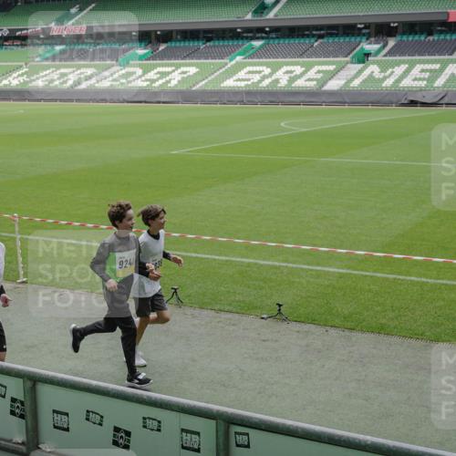 05.10.2025 - 20. swb-Marathon Bremen Michael Burmester http://msf.ph/oto/9231483 05.10.2025 10:30:16 Laufen im Stadion 7202, 7733, 8866, 9014, 9199, 9209, 9233, 9240, 9251, 9255, 9259, 9261, 9299, 9317, 9369, 9385, 9435, 9437, 9452, 9482, 9485, 9578, 9579, 9583, 9658, 9663, 9689, 9704, 9740, 9761, 9803, 9832, 9888, 9889, 9906, 9966, 9975, 9987, 10022, 10043, 10118, 10159, 10170, 10221, 10224, 10227, 10241, 10246, 10254, 10346, 10376, 10392, 10432, 10443, 10507, 10534, 10548, 10581, 10584, 10673, 10726, 10781, 10868, 10873, 10923, 10932, 10968, 11091, 11177, 11208, 11298, 11319, 8787 meine-sportfotos.de