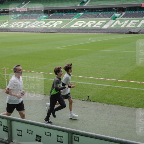 05.10.2025 - 20. swb-Marathon Bremen Michael Burmester http://msf.ph/oto/9231504 05.10.2025 10:30:16 Laufen im Stadion 7202, 7733, 8866, 9014, 9199, 9209, 9233, 9240, 9251, 9255, 9259, 9261, 9299, 9317, 9369, 9385, 9435, 9437, 9452, 9482, 9485, 9578, 9579, 9583, 9658, 9663, 9689, 9704, 9740, 9761, 9803, 9832, 9888, 9889, 9906, 9966, 9975, 9987, 10022, 10043, 10118, 10159, 10170, 10221, 10224, 10227, 10241, 10246, 10254, 10346, 10376, 10392, 10432, 10443, 10507, 10534, 10548, 10581, 10584, 10673, 10726, 10781, 10868, 10873, 10923, 10932, 10968, 11091, 11177, 11208, 11298, 11319, 8787 meine-sportfotos.de