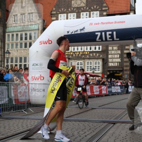 05.10.2025 - 20. swb-Marathon Bremen Yannick Fuchs http://msf.ph/oto/9231514 05.10.2025 10:27:17 Ziel 35 meine-sportfotos.de