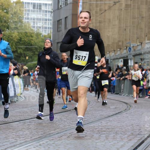 05.10.2025 - 20. swb-Marathon Bremen Strokosch-Dieckow http://msf.ph/oto/9231518 05.10.2025 10:52:41 Ziel 9209, 9214, 9517, 9581, 10548, 10833, 11012, 11382, 11417, 11587 meine-sportfotos.de
