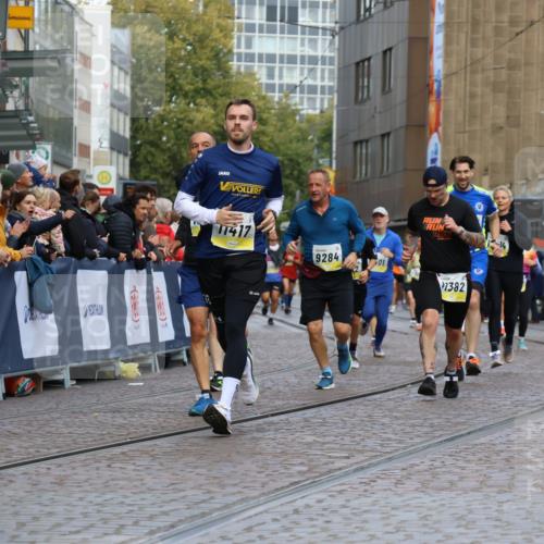 05.10.2025 - 20. swb-Marathon Bremen Strokosch-Dieckow http://msf.ph/oto/9231563 05.10.2025 10:52:44 Ziel 9214, 9284, 9501, 9517, 9581, 9830, 9985, 10308, 10309, 10514, 10833, 10997, 11012, 11382, 11417, 11587 meine-sportfotos.de