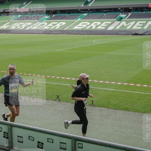 05.10.2025 - 20. swb-Marathon Bremen Michael Burmester http://msf.ph/oto/9231591 05.10.2025 10:30:23 Laufen im Stadion 7202, 7733, 8866, 9014, 9199, 9209, 9230, 9240, 9251, 9255, 9259, 9261, 9299, 9317, 9369, 9435, 9452, 9482, 9485, 9501, 9578, 9579, 9658, 9663, 9740, 9803, 9832, 9888, 9906, 9966, 9975, 9987, 10022, 10043, 10118, 10159, 10170, 10221, 10224, 10227, 10241, 10246, 10254, 10346, 10376, 10378, 10392, 10432, 10443, 10507, 10534, 10548, 10581, 10584, 10625, 10673, 10726, 10781, 10873, 10923, 10932, 11091, 11177, 11298, 11319, 8787 meine-sportfotos.de
