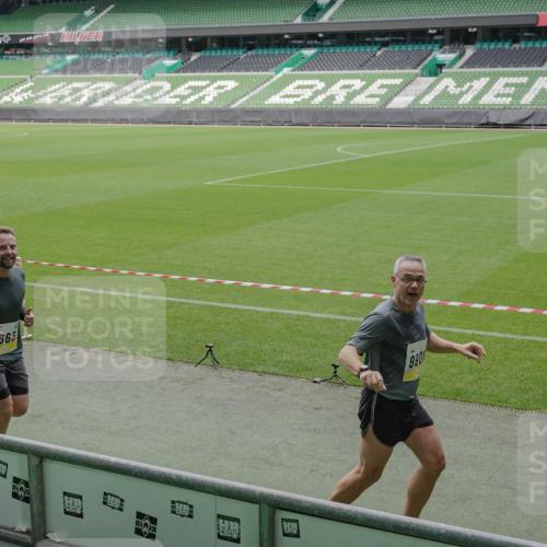 05.10.2025 - 20. swb-Marathon Bremen Michael Burmester http://msf.ph/oto/9231609 05.10.2025 10:30:24 Laufen im Stadion 7202, 7733, 8866, 9014, 9199, 9209, 9230, 9240, 9251, 9255, 9259, 9261, 9299, 9317, 9369, 9435, 9452, 9482, 9485, 9501, 9578, 9579, 9658, 9663, 9740, 9803, 9832, 9888, 9906, 9966, 9975, 9987, 10022, 10043, 10118, 10159, 10170, 10221, 10224, 10227, 10241, 10246, 10254, 10346, 10376, 10378, 10380, 10392, 10432, 10443, 10507, 10534, 10548, 10581, 10584, 10625, 10673, 10726, 10781, 10873, 10923, 10932, 11091, 11177, 11298, 11319, 8787 meine-sportfotos.de