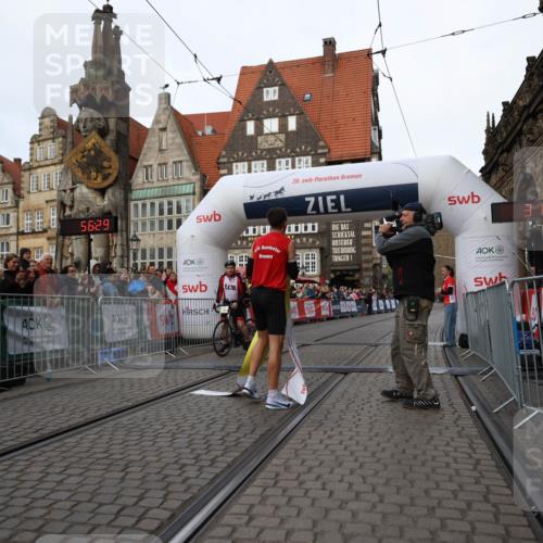 05.10.2025 - 20. swb-Marathon Bremen Yannick Fuchs http://msf.ph/oto/9231611 05.10.2025 10:27:18 Ziel 35 meine-sportfotos.de