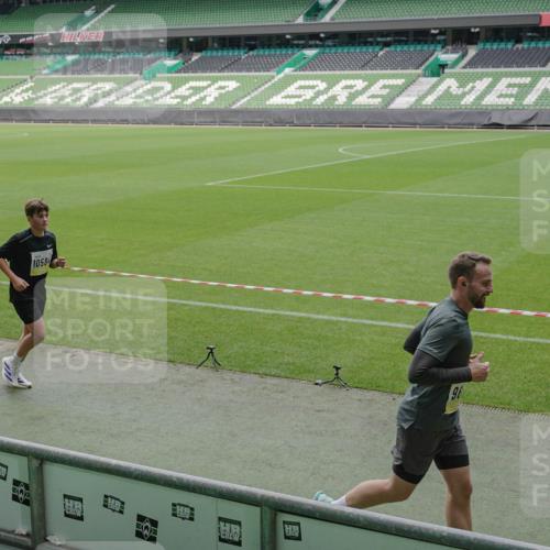 05.10.2025 - 20. swb-Marathon Bremen Michael Burmester http://msf.ph/oto/9231628 05.10.2025 10:30:25 Laufen im Stadion 7202, 7733, 8866, 9014, 9199, 9209, 9214, 9230, 9240, 9251, 9255, 9259, 9261, 9299, 9317, 9333, 9369, 9435, 9452, 9482, 9501, 9578, 9579, 9658, 9663, 9740, 9787, 9803, 9832, 9888, 9894, 9906, 9966, 9975, 9987, 10022, 10043, 10066, 10118, 10159, 10170, 10221, 10224, 10227, 10241, 10246, 10254, 10346, 10376, 10378, 10380, 10392, 10432, 10443, 10507, 10548, 10556, 10581, 10584, 10625, 10673, 10726, 10781, 10873, 10923, 10932, 11091, 11177, 11298, 11319, 8787 meine-sportfotos.de