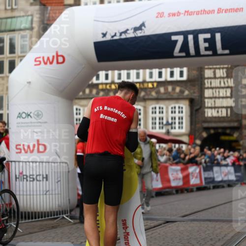 05.10.2025 - 20. swb-Marathon Bremen Yannick Fuchs http://msf.ph/oto/9231635 05.10.2025 10:27:19 Ziel  meine-sportfotos.de
