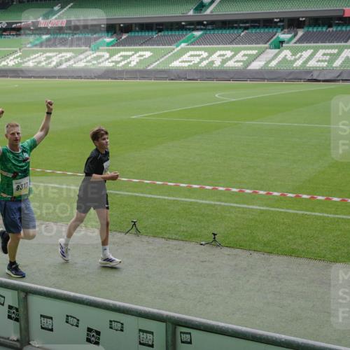 05.10.2025 - 20. swb-Marathon Bremen Michael Burmester http://msf.ph/oto/9231649 05.10.2025 10:30:25 Laufen im Stadion 7202, 7733, 8866, 9014, 9199, 9209, 9214, 9230, 9240, 9251, 9255, 9259, 9261, 9299, 9317, 9333, 9369, 9435, 9452, 9482, 9501, 9578, 9579, 9658, 9663, 9740, 9787, 9803, 9832, 9888, 9894, 9906, 9966, 9975, 9987, 10022, 10043, 10066, 10118, 10159, 10170, 10221, 10224, 10227, 10241, 10246, 10254, 10346, 10376, 10378, 10380, 10392, 10432, 10443, 10507, 10548, 10556, 10581, 10584, 10625, 10673, 10726, 10781, 10873, 10923, 10932, 11091, 11177, 11298, 11319, 8787 meine-sportfotos.de
