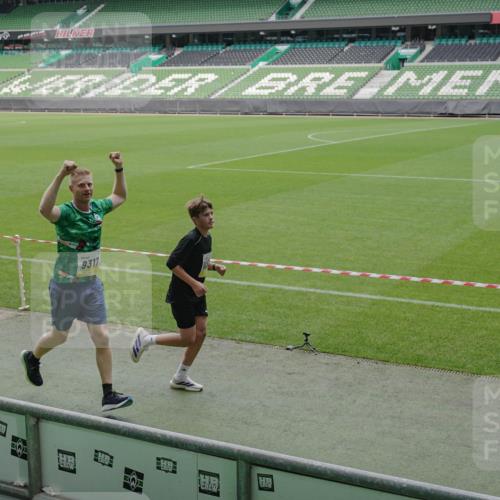 05.10.2025 - 20. swb-Marathon Bremen Michael Burmester http://msf.ph/oto/9231666 05.10.2025 10:30:26 Laufen im Stadion 7202, 7733, 8866, 9014, 9199, 9209, 9214, 9230, 9240, 9251, 9255, 9259, 9261, 9299, 9317, 9333, 9369, 9435, 9452, 9482, 9501, 9578, 9579, 9658, 9663, 9740, 9787, 9803, 9832, 9888, 9894, 9906, 9966, 9975, 9987, 10022, 10043, 10066, 10118, 10159, 10170, 10221, 10224, 10227, 10241, 10246, 10251, 10254, 10346, 10376, 10378, 10380, 10392, 10432, 10443, 10507, 10548, 10556, 10581, 10584, 10625, 10673, 10726, 10781, 10873, 10923, 10932, 11091, 11177, 11298, 11319, 8787 meine-sportfotos.de