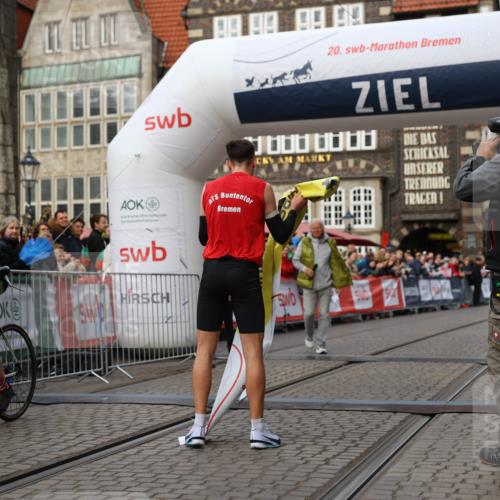 05.10.2025 - 20. swb-Marathon Bremen Yannick Fuchs http://msf.ph/oto/9231675 05.10.2025 10:27:20 Ziel  meine-sportfotos.de