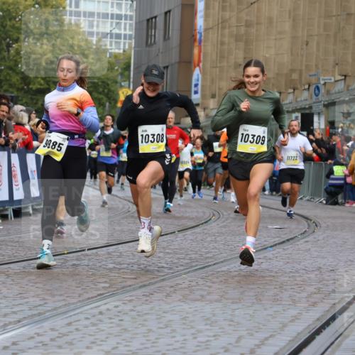 05.10.2025 - 20. swb-Marathon Bremen Strokosch-Dieckow http://msf.ph/oto/9231683 05.10.2025 10:52:51 Ziel 9214, 9284, 9501, 9581, 9830, 9985, 10308, 10309, 10514, 10779, 10955, 10997, 11382, 11417 meine-sportfotos.de