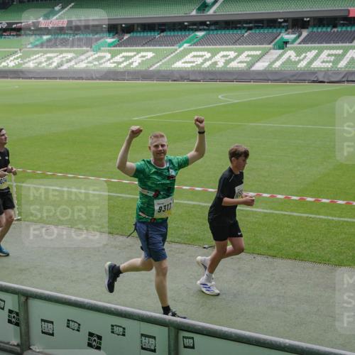 05.10.2025 - 20. swb-Marathon Bremen Michael Burmester http://msf.ph/oto/9231684 05.10.2025 10:30:26 Laufen im Stadion 7202, 7733, 8866, 9014, 9199, 9209, 9214, 9230, 9240, 9251, 9255, 9259, 9261, 9299, 9317, 9333, 9369, 9435, 9452, 9482, 9501, 9578, 9579, 9658, 9663, 9740, 9787, 9803, 9832, 9888, 9894, 9906, 9966, 9975, 9987, 10022, 10043, 10066, 10118, 10159, 10170, 10221, 10224, 10227, 10241, 10246, 10251, 10254, 10346, 10376, 10378, 10380, 10392, 10432, 10443, 10507, 10548, 10556, 10581, 10584, 10625, 10673, 10726, 10781, 10873, 10923, 10932, 11091, 11177, 11298, 11319, 8787 meine-sportfotos.de