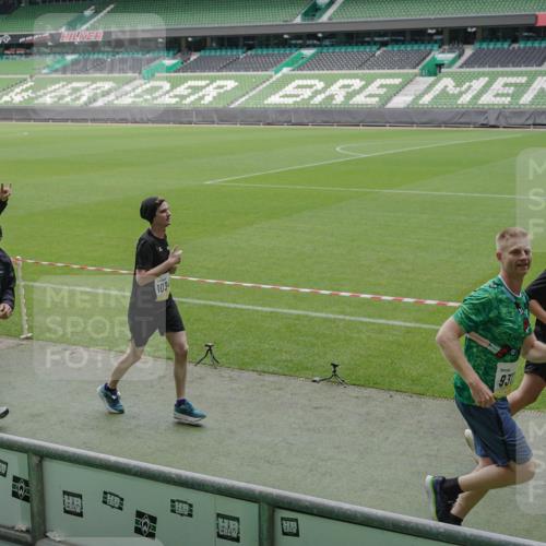 05.10.2025 - 20. swb-Marathon Bremen Michael Burmester http://msf.ph/oto/9231695 05.10.2025 10:30:27 Laufen im Stadion 7202, 7733, 9014, 9199, 9209, 9214, 9230, 9240, 9251, 9255, 9259, 9261, 9299, 9317, 9333, 9369, 9435, 9452, 9482, 9501, 9578, 9579, 9658, 9663, 9787, 9803, 9832, 9888, 9894, 9906, 9966, 9975, 9987, 10022, 10043, 10066, 10159, 10170, 10221, 10224, 10227, 10241, 10246, 10251, 10254, 10346, 10376, 10378, 10380, 10392, 10432, 10443, 10507, 10548, 10556, 10581, 10584, 10625, 10673, 10726, 10781, 10873, 10923, 10932, 11091, 11177, 11298, 11319 meine-sportfotos.de