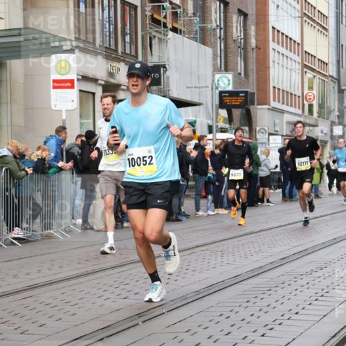 05.10.2025 - 20. swb-Marathon Bremen Strokosch-Dieckow http://msf.ph/oto/9231709 05.10.2025 10:39:36 Ziel 9213, 9922, 10052, 10171, 10175, 10176, 10276, 10753, 11335, 11349, 11567, 9213, 9922, 10052, 10171, 10175, 10176, 10276, 10753, 11335, 11349, 11567 meine-sportfotos.de