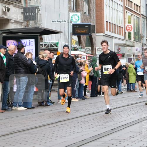 05.10.2025 - 20. swb-Marathon Bremen Strokosch-Dieckow http://msf.ph/oto/9231719 05.10.2025 10:39:36 Ziel 9213, 9922, 10052, 10171, 10175, 10176, 10276, 10753, 11335, 11349, 11567, 9213, 9922, 10052, 10171, 10175, 10176, 10276, 10753, 11335, 11349, 11567 meine-sportfotos.de