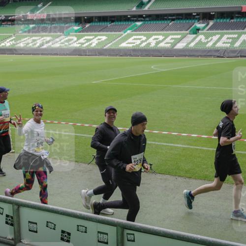 05.10.2025 - 20. swb-Marathon Bremen Michael Burmester http://msf.ph/oto/9231722 05.10.2025 10:30:27 Laufen im Stadion 7202, 7733, 9014, 9199, 9209, 9214, 9230, 9240, 9251, 9255, 9259, 9261, 9299, 9317, 9333, 9369, 9435, 9452, 9482, 9501, 9578, 9579, 9658, 9663, 9787, 9803, 9832, 9888, 9894, 9906, 9966, 9975, 9987, 10022, 10043, 10066, 10159, 10170, 10221, 10224, 10227, 10241, 10246, 10251, 10254, 10346, 10376, 10378, 10380, 10392, 10432, 10443, 10507, 10548, 10556, 10581, 10584, 10625, 10673, 10726, 10781, 10873, 10923, 10932, 11091, 11177, 11298, 11319 meine-sportfotos.de
