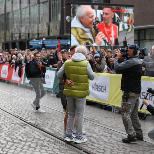 05.10.2025 - 20. swb-Marathon Bremen Yannick Fuchs http://msf.ph/oto/9231726 05.10.2025 10:27:47 Ziel  meine-sportfotos.de