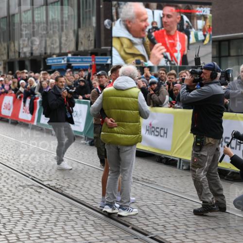 05.10.2025 - 20. swb-Marathon Bremen Yannick Fuchs http://msf.ph/oto/9231736 05.10.2025 10:27:48 Ziel  meine-sportfotos.de