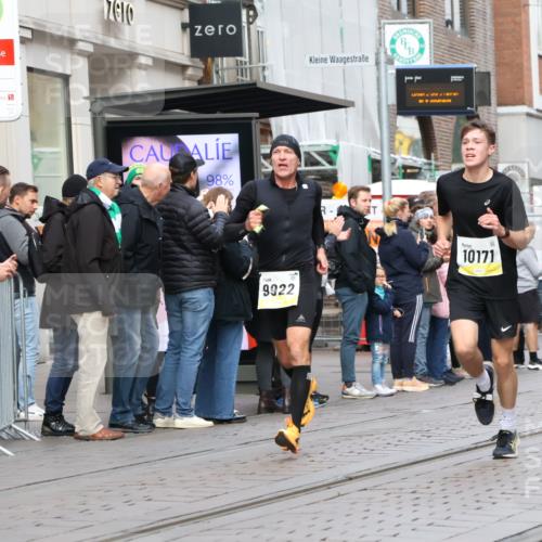 05.10.2025 - 20. swb-Marathon Bremen Strokosch-Dieckow http://msf.ph/oto/9231739 05.10.2025 10:39:37 Ziel 9213, 9922, 10052, 10171, 10175, 10176, 10276, 10753, 11335, 11567, 9213, 9922, 10052, 10171, 10175, 10176, 10276, 10753, 11335, 11567 meine-sportfotos.de