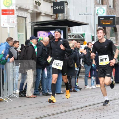 05.10.2025 - 20. swb-Marathon Bremen Strokosch-Dieckow http://msf.ph/oto/9231748 05.10.2025 10:39:37 Ziel 9213, 9922, 10052, 10171, 10175, 10176, 10276, 10753, 11335, 11567, 9213, 9922, 10052, 10171, 10175, 10176, 10276, 10753, 11335, 11567 meine-sportfotos.de
