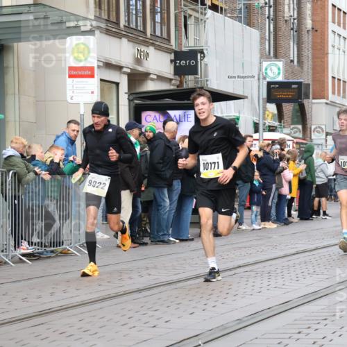 05.10.2025 - 20. swb-Marathon Bremen Strokosch-Dieckow http://msf.ph/oto/9231770 05.10.2025 10:39:38 Ziel 9213, 9922, 10052, 10171, 10175, 10176, 10276, 10753, 11335, 11567, 9213, 9922, 10052, 10171, 10175, 10176, 10276, 10753, 11335, 11567 meine-sportfotos.de
