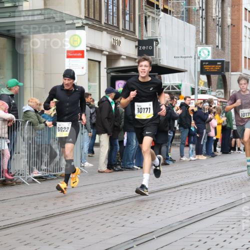 05.10.2025 - 20. swb-Marathon Bremen Strokosch-Dieckow http://msf.ph/oto/9231777 05.10.2025 10:39:38 Ziel 9213, 9922, 10052, 10171, 10175, 10176, 10276, 10753, 11335, 11567, 9213, 9922, 10052, 10171, 10175, 10176, 10276, 10753, 11335, 11567 meine-sportfotos.de
