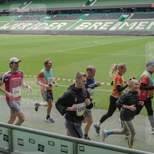 05.10.2025 - 20. swb-Marathon Bremen Michael Burmester http://msf.ph/oto/9231782 05.10.2025 10:30:29 Laufen im Stadion 7202, 7733, 9199, 9209, 9214, 9230, 9240, 9251, 9255, 9259, 9261, 9299, 9317, 9333, 9399, 9435, 9452, 9482, 9501, 9578, 9579, 9658, 9663, 9676, 9787, 9803, 9832, 9888, 9894, 9906, 9966, 9975, 9987, 10022, 10043, 10066, 10159, 10221, 10224, 10227, 10241, 10246, 10251, 10254, 10346, 10376, 10378, 10380, 10392, 10432, 10443, 10507, 10548, 10556, 10581, 10584, 10625, 10673, 10781, 10873, 10923, 10932, 11091, 11177, 11298, 11319, 9014, 9369, 10170 meine-sportfotos.de