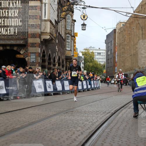 05.10.2025 - 20. swb-Marathon Bremen Yannick Fuchs http://msf.ph/oto/9231797 05.10.2025 10:28:24 Ziel 33 meine-sportfotos.de