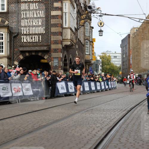 05.10.2025 - 20. swb-Marathon Bremen Yannick Fuchs http://msf.ph/oto/9231822 05.10.2025 10:28:24 Ziel 33 meine-sportfotos.de