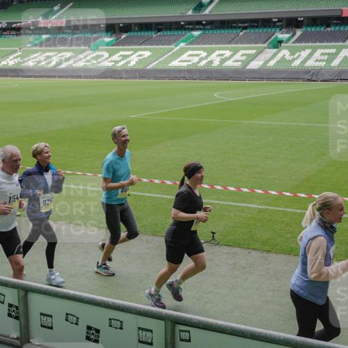 05.10.2025 - 20. swb-Marathon Bremen Michael Burmester http://msf.ph/oto/9231843 05.10.2025 10:30:31 Laufen im Stadion 7202, 7733, 9199, 9209, 9214, 9230, 9240, 9251, 9255, 9259, 9261, 9299, 9317, 9333, 9399, 9435, 9452, 9482, 9501, 9578, 9579, 9658, 9663, 9676, 9787, 9803, 9832, 9888, 9894, 9906, 9966, 9975, 9987, 10022, 10043, 10066, 10159, 10221, 10224, 10227, 10241, 10246, 10251, 10254, 10346, 10376, 10378, 10380, 10392, 10432, 10443, 10507, 10548, 10556, 10581, 10584, 10625, 10673, 10781, 10873, 10923, 11091, 11177, 11298, 11319, 9014, 9369, 9578, 10170, 10932 meine-sportfotos.de