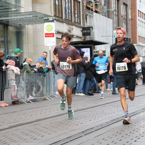 05.10.2025 - 20. swb-Marathon Bremen Strokosch-Dieckow http://msf.ph/oto/9231849 05.10.2025 10:39:40 Ziel 9213, 9922, 10052, 10171, 10175, 10176, 10276, 11335, 11567, 9213, 9922, 10052, 10171, 10175, 10176, 10276, 11335, 11567 meine-sportfotos.de