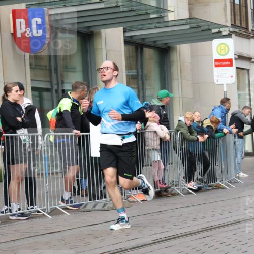 05.10.2025 - 20. swb-Marathon Bremen Strokosch-Dieckow http://msf.ph/oto/9231905 05.10.2025 10:39:42 Ziel 9213, 9922, 10052, 10171, 10175, 10176, 10276, 11335, 11567, 9213, 9922, 10052, 10171, 10175, 10176, 10276, 11335, 11567 meine-sportfotos.de