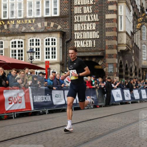 05.10.2025 - 20. swb-Marathon Bremen Yannick Fuchs http://msf.ph/oto/9231906 05.10.2025 10:28:25 Ziel 33 meine-sportfotos.de