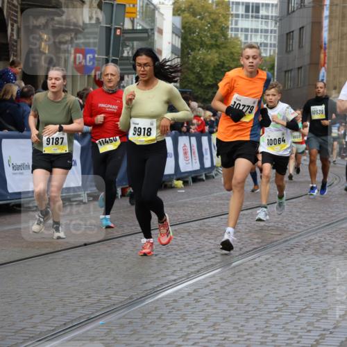 05.10.2025 - 20. swb-Marathon Bremen Strokosch-Dieckow http://msf.ph/oto/9231917 05.10.2025 10:52:59 Ziel 9187, 9650, 9918, 10064, 10128, 10539, 10779, 10955, 11259, 11398, 11411, 11450, 11722 meine-sportfotos.de