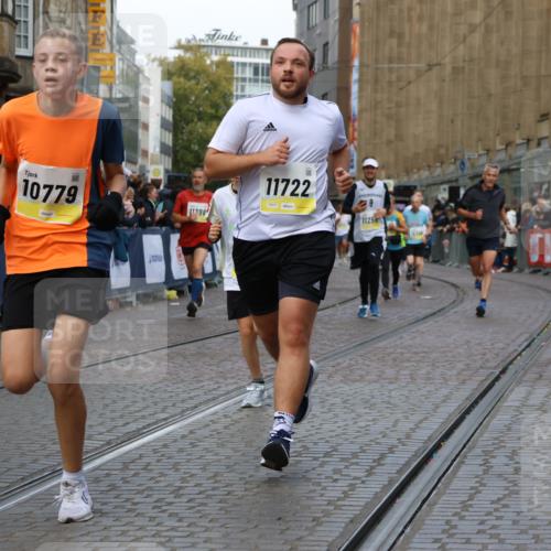05.10.2025 - 20. swb-Marathon Bremen Strokosch-Dieckow http://msf.ph/oto/9231956 05.10.2025 10:53:01 Ziel 9187, 9650, 9918, 10064, 10128, 10539, 10779, 11259, 11300, 11398, 11411, 11450, 11722 meine-sportfotos.de