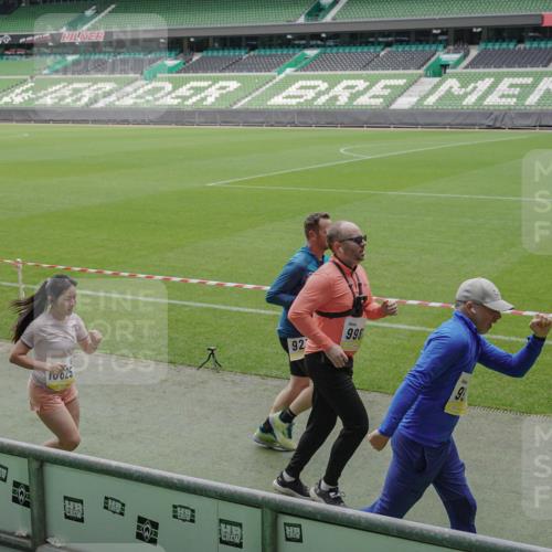 05.10.2025 - 20. swb-Marathon Bremen Michael Burmester http://msf.ph/oto/9231992 05.10.2025 10:30:37 Laufen im Stadion 7202, 7733, 9199, 9209, 9214, 9230, 9240, 9251, 9255, 9259, 9261, 9299, 9317, 9333, 9399, 9435, 9452, 9482, 9501, 9645, 9663, 9676, 9683, 9708, 9787, 9832, 9888, 9894, 9906, 9966, 9975, 9987, 10022, 10043, 10066, 10159, 10221, 10224, 10227, 10241, 10246, 10251, 10254, 10346, 10376, 10378, 10380, 10392, 10443, 10479, 10507, 10548, 10556, 10581, 10584, 10625, 10673, 10781, 10873, 11091, 11177, 11319, 9014, 9261, 9369, 9578, 9579, 9658, 9803, 10170, 10432, 10923, 10932 meine-sportfotos.de