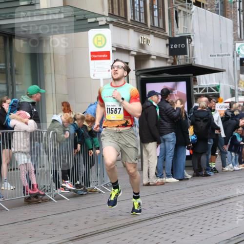 05.10.2025 - 20. swb-Marathon Bremen Strokosch-Dieckow http://msf.ph/oto/9231993 05.10.2025 10:39:58 Ziel 10070, 10565, 10658, 10686, 11567, 10070, 10565, 10658, 10686, 11567 meine-sportfotos.de