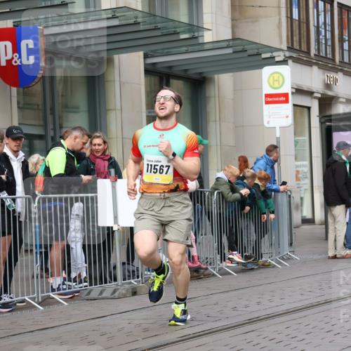 05.10.2025 - 20. swb-Marathon Bremen Strokosch-Dieckow http://msf.ph/oto/9232013 05.10.2025 10:39:59 Ziel 10070, 10565, 10658, 10686, 11567, 10070, 10565, 10658, 10686, 11567 meine-sportfotos.de