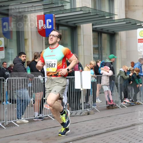 05.10.2025 - 20. swb-Marathon Bremen Strokosch-Dieckow http://msf.ph/oto/9232022 05.10.2025 10:39:59 Ziel 10070, 10565, 10658, 10686, 11567, 10070, 10565, 10658, 10686, 11567 meine-sportfotos.de