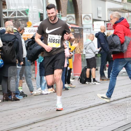 05.10.2025 - 20. swb-Marathon Bremen Strokosch-Dieckow http://msf.ph/oto/9232044 05.10.2025 10:40:03 Ziel 10070, 10565, 10658, 10686, 11114, 10070, 10565, 10658, 10686, 11114 meine-sportfotos.de