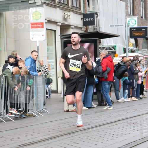 05.10.2025 - 20. swb-Marathon Bremen Strokosch-Dieckow http://msf.ph/oto/9232061 05.10.2025 10:40:04 Ziel 10070, 10565, 10658, 10686, 11114, 10070, 10565, 10658, 10686, 11114 meine-sportfotos.de