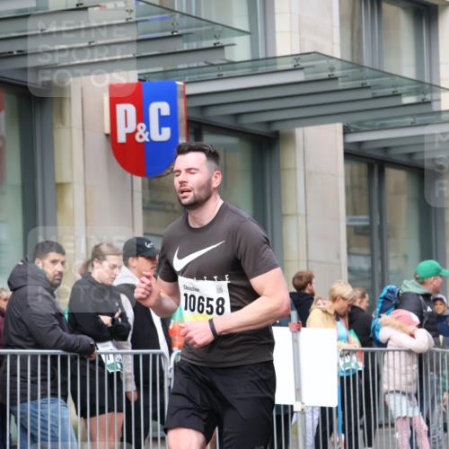 05.10.2025 - 20. swb-Marathon Bremen Strokosch-Dieckow http://msf.ph/oto/9232088 05.10.2025 10:40:06 Ziel 10070, 10565, 10658, 10686, 11114, 10070, 10565, 10658, 10686, 11114 meine-sportfotos.de