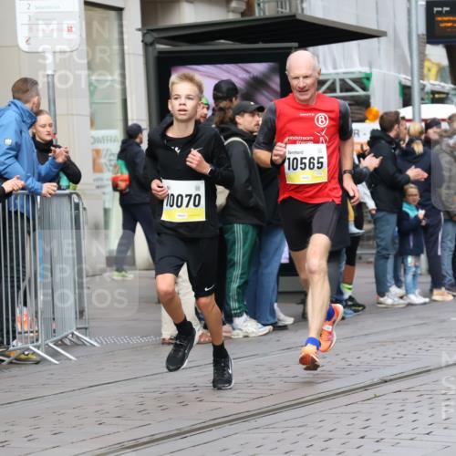 05.10.2025 - 20. swb-Marathon Bremen Strokosch-Dieckow http://msf.ph/oto/9232121 05.10.2025 10:40:11 Ziel 10070, 10565, 10658, 10686, 11114, 10070, 10565, 10658, 10686, 11114 meine-sportfotos.de