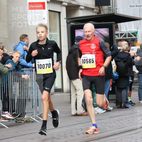 05.10.2025 - 20. swb-Marathon Bremen Strokosch-Dieckow http://msf.ph/oto/9232127 05.10.2025 10:40:11 Ziel 10070, 10565, 10658, 10686, 11114, 10070, 10565, 10658, 10686, 11114 meine-sportfotos.de